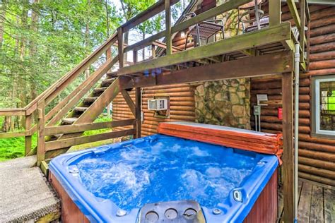 Pocono cabins with hot tubs  Free parking 